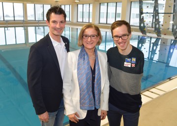 Eröffnung des neuen Regionalbades in Gänserndorf: Landeshauptfrau Johanna Mikl-Leitner mit Bürgermeister René Lobner (links) und Schwimmer Andreas Onea (rechts).