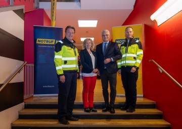 Premiere des neuen Imagefilms von Notruf Niederösterreich - starke Partnerschaften im Rettungswesen: Es informierten Notruf-Niederösterreich-Geschäftsführer General Josef Schmoll, Landesrätin Eva Prischl, Landesrat Martin Antauer und Notruf-Niederösterreich-Geschäftsführer Christian Fohringer (v.l.n.r.)