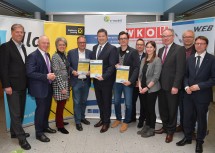 Gratulation an die "Top e-Autohaus 2017"-Sieger: Wolfgang Schirak, WKNÖ-Obmann Landesgremium des Fahrzeughandels Niederösterreich, ecoplus-Geschäftsführer Helmut Miernicki, Landesrätin Petra Bohuslav, Thomas Polke, Geschäftsführer Autohaus Polke GmbH, Stefan Mayr, Geschäftsführer Autohaus Waldviertel GmbH, Wilhelm Böhm, Geschäftsführer Wilhelm Böhm GesmbH, Peter Heinzl, Abteilungsleitung Channel Management Raiffeisen Leasing, Sigrid Ledermüller, Wilhelm Böhm GesmbH, LH-Stellvertreter Stephan Pernkopf, Markus Haidl, Vorstand ella AG, und Klaus Alberer (v.l.n.r.)