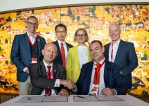 Unterzeichnung zwischen Haus der Digitalisierung und Kyocera: Sitzend Claus Zeppelzauer (Geschäftsführer Haus der Digitalisierung) und Michael Kalaus (Sales Manager Kyocera), stehend: ecoplus-Aufsichtsratsvorsitzender Jochen Danninger, Hirofumi Nishino (Senior General Manager Kyocera), Landeshauptfrau Johanna Mikl-Leitner und ecoplus-Geschäftsführer Helmut Miernicki.