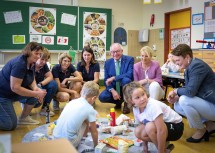 Mit den Kindern der 1a der Volksschule Neuhofen/Ybbs und den Bäuerinnen im Unterricht: LH-Stellvertreter Stephan Pernkopf, Bundesbäuerin und Vizepräsidentin der LK Österreich Irene Neumann-Hartberger und die Vizepräsidentin der LK Niederösterreich, Andrea Wagner (v.l.n.r.).