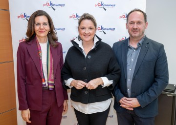 Isabella Mittelstrasser, Landesrätin Susanne Rosenkranz und Michael Dunkl (v.l.n.r.) informierten über „Dark Patterns“ im Onlinebereich.