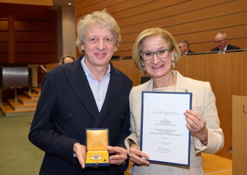 Landeshauptfrau Johanna Mikl-Leitner überreichte das „Große Ehrenzeichen für Verdienste um das Bundesland Niederösterreich“ an Universitätsprofessor Michael Sturminger, Regisseur und Autor, ehemaliger Intendant der Sommerspiele Perchtoldsdorf 