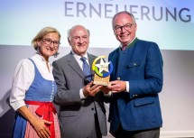 Landeshauptfrau Johanna Mikl-Leitner und LH-Stellvertreter Stephan Pernkopf überreichten Landeshauptmann a. D. Erwin Pröll den „Dorfheld in Gold“.