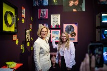 Landeshauptfrau Johanna Mikl-Leitner und Landtagsabgeordnete Silke Dammerer beim Rundgang durch die Ausstellung.