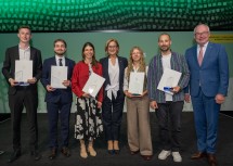 Kategorie „Wissenschaft Zukunft Preis 2026“ (v.l.n.r.): Felix Neudecker, Luca Lippert, Sophia Steinbacher-Haid, Landeshauptfrau Johanna Mikl-Leitner, Lena Kohl, Georg Rabl und LH-Stellvertreter Stephan Pernkopf.