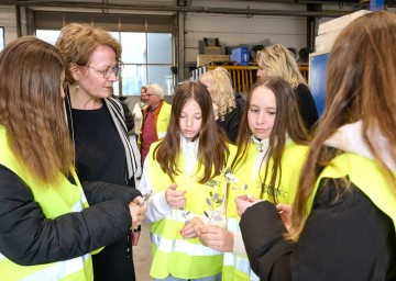 Bildungs-Landesrätin Christiane Teschl-Hofmeister beim Girl´s Day.