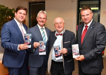 Im Bild von links nach rechts: Stefan Szirucsek, Bürgermeister der Stadt Baden, Landesrat Karl Wilfing, AMS-NÖ Landesgeschäftsführer Karl Fakler und Wolfgang Kocevar, Bürgermeister der Stadtgemeinde Ebreichsdorf 