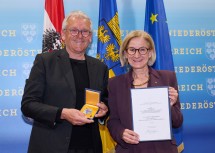 Landeshauptfrau Johanna Mikl-Leitner gratulierte Kurt Farasin, Vizebürgermeister außer Dienst, ehemaliger Geschäftsführer und künstlerischer Leiter der Schallaburg und der niederösterreichischen Landesausstellung, Aufsichtsratsvorsitzender der Regionalwert NÖ-Wien, zum „Große Ehrenzeichen für Verdienste um das Bundesland Niederösterreich“.