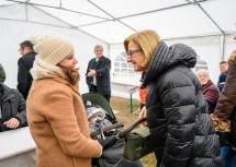 Landeshauptfrau Johanna Mikl-Leitner im Gespräch mit einer jungen Mutter aus der Marktgemeinde
Stetteldorf am Wagram