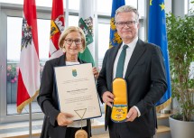 Landeshauptfrau Johanna Mikl-Leitner überreichte an den ehemaligen steirischen Landeshauptmann Christopher Drexler das „Goldene Komturkreuz mit dem Stern des Ehrenzeichens für Verdienste um das Bundesland Niederösterreich“.