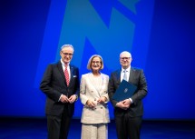 Landeshauptfrau Johanna Mikl-Leitner mit (li.) Landesamtsdirektor Werner Trock und (re.) Werner Pracherstorfer, Leiter der Gruppe Raumordnung, Umwelt und Verkehr sowie der Abteilung Gesamtverkehrsangelegenheiten beim Amt der NÖ Landesregierung, der sein 40-jähriges Dienstjubiläum feiert.