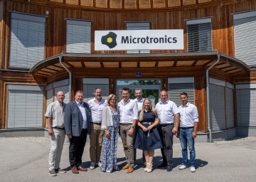 (v.l.) Johannes Scherndl (Vizebürgermeister Ruprechtshofen), Leopold Gruber-Doberer (Bürgermeister Ruprechtshofen), Stefan Pfeffer (Managing Director Finance), Landeshauptfrau Johanna Mikl-Leitner, Martin Buber (Managing Director Sales), Klaus Potzmader, LAbg. Silke Dammerer, Martin Mayer (General Managing Director) und Can Sinirtas.
