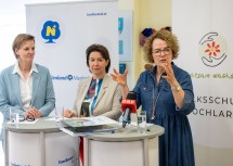 Informierten zur Ferienbetreuung in Niederösterreich: Bürgermeisterin Barbara Kainz, Barbara Trettler, Geschäftsführerin der Familienland Niederösterreich GmbH, und Landesrätin Christiane Teschl-Hofmeister am Podium (v.l.n.r.)