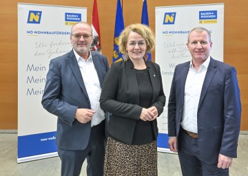 Informierten zum Thema „Bauen und Wohnen in Niederösterreich“: Manfred Damberger, Obmann der GBV Landesgruppe Niederösterreich, Wohnbau-Landesrätin Christiane Teschl-Hofmeister und Stefan Graf, Geschäftsführender Gesellschafter und CEO von Leyrer + Graf (v.l.n.r.)