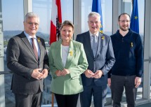 v.l.n.r.: die Landesräte Martin Antauer, Susanne Rosenkranz und Anton Kasser mit dem Experten Daniel Klicpera, Psychiatrie-Koordinator NÖ (NÖGUS).
