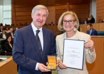 Landeshauptfrau Johanna Mikl-Leitner verlieh Regierungsrat Gerhard Noe, Landespräsidentin-Stellvertreter der NÖ Faschingsgilden, das „Große Ehrenzeichen für Verdienste um das Bundesland Niederösterreich“.