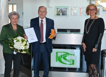 Landeshauptfrau Johanna Mikl-Leitner (rechts) überreichte dem Firmengründer Gerhard Rauch (Mitte) das „Goldene Ehrenzeichen“ des Landes Niederösterreich, im Bild mit Gattin Theresia Rauch (links).