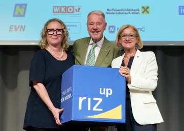 riz-up-Geschäftsführerin Petra Patzelt, Bürgermeister Klaus Schneeberger und Landeshauptfrau Johanna Mikl-Leitner bei der Verleihung der „riz up GENIUS Ideen- und Gründerpreise“ in den Kasematten Wiener Neustadt (v.l.n.r.)