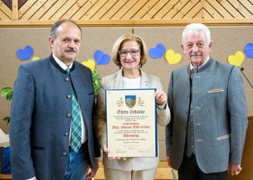 Landeshauptfrau Johanna Mikl-Leitner wurde mit einer Urkunde und dem Ehrenring der Marktgemeinde Weikendorf, überreicht durch Bürgermeister Johann Zimmermann (rechts) und Vizebürgermeister Robert Jobst, ausgezeichnet.