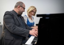 Landeshauptfrau Johanna Mikl-Leitner und Musikschul-Direktor Markus Schmidbauer spielten gemeinsam ein Musikstück in den neuen Proberäumen der Musikschule Oberes Mostviertel, die im Obergeschoss des Valentinum untergebracht ist.