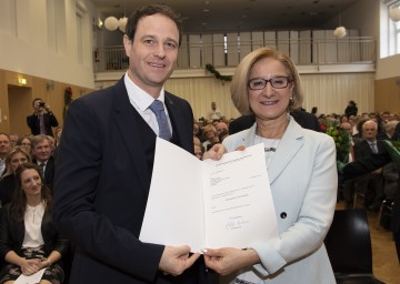 Landeshauptfrau Johanna Mikl-Leitner mit dem neuen Bezirkshauptmann von Wiener Neustadt, Markus Sauer.<br />
 <br />
