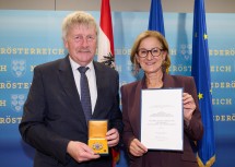 Mgr. Roman Fabeš, ehemaliger Kreishauptmann-Stellvertreter des Kreises Vysocina, Stadtrat und ehemaliger Bürgermeister der Stadt Telc, Vorsitzender des Gemeindeverbundes der Mikroregion Telcsko, erhielt aus den Händen von Landeshauptfrau Johanna Mikl-Leitner das „Große Goldene Ehrenzeichen für Verdienste um das Bundesland Niederösterreich“.