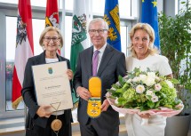 Ehrenzeichen-Überreichung im NÖ Landhaus: Landeshauptfrau Johanna Mikl-Leitner mit Landeshauptmann a. D. Wilfried Haslauer und dessen Gattin Christina.