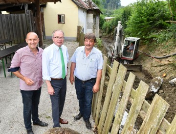 Bürgermeister Michael Krischke (links) und LH-Stellvertreter Stephan Pernkopf arbeiten schon lange gut zusammen und haben schon einige Hochwasserschutz-Maßnahmen in der Gemeinde Wienerwald vorangetrieben, wie hier 2018 am Buchelbach, einem Zubringer des Sattelbachs