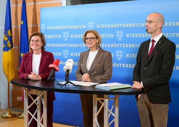 Landeshauptfrau Johanna Mikl-Leitner (m. ) mit der Bürgermeisterin von Gmünd, Helga Rosenmayer (l.) und dem wissenschaftlichen Leiter der NÖ Landesausstellungen, Armin Laussegger (r.).