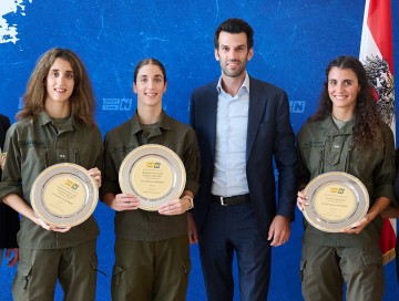 (v.l.) Eirini-Marina Alexandri, Anna-Maria Alexandri, LH-Stellvertreter Udo Landbauer und Vasiliki-Pagona Alexandri.