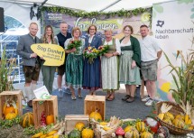 David Janisch, Pamina Eigelsreiter (Projektleiterin „Nachbarschaft leben“ bei der Kultur.Region.Niederösterreich), Bürgermeister Martin Leonhardsberger, Bernadette Scharner, Landeshauptfrau Johanna Mikl-Leitner, Waltraud Neureiter, Sandra Frank und Obmann Tobias Perger (v.l.n.r.)
