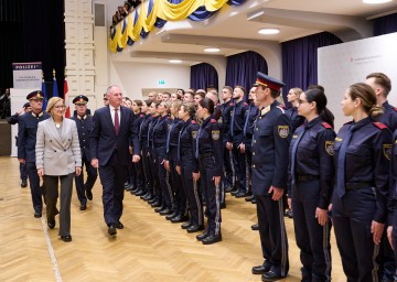 Beim Abschreiten der Ehrenformation durch Landeshauptfrau Johanna Mikl-Leitner, Bundesminister Gerhard Karner (vorne) sowie Landespolizeidirektor Franz Popp und Ministerialrat Siegfried Gundel (dahinter)