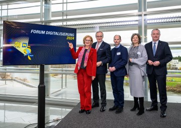 Beim „Forum Digitalisierung“ im Foyer des Landtagssitzungssaales in St. Pölten (v.l.n.r.): Landeshauptfrau Johanna Mikl-Leitner, Landesamtsdirektor Werner Trock, Professor Peter Parycek, IT-Abteilungsleiterin Petra Stummer und Landesamtsdirektor-Stellvertreter Gerhard Dafert.