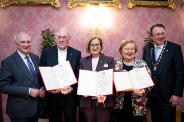 Drei neue Ehrenbürger für die Landeshauptstadt: Landeshauptfrau Johanna Mikl-Leitner (m.), Diözesanbischof Alois Schwarz (2. v. l.) und LH-Stv. a. D. Heidemaria Onodi (2. v. r.). Im Bild mit Landeshauptmann a. D. Erwin Pröll (1. v. l.) und Bürgermeister Matthias Stadler (1. v. r.).
