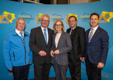 Neuwahl des Landesvorstandes des NÖ Zivilschutzverbandes: Vizepräsident Georg Jungmayer, Präsident Christoph Kainz, Landeshauptfrau Johanna Mikl-Leitner, Vizepräsident Dieter Dorner und Vizepräsident Bernhard Heinreichsberger.