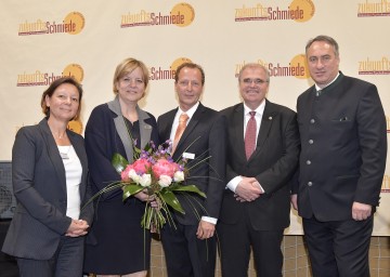 Im Bild von links nach rechts: Geschäftsführerin Karin Voggeneder, Landesrätin Barbara Schwarz, Geschäftsführer Christian Voggeneder, Justizminister Wolfgang Brandstetter, Bürgermeister Josef Schmidl-Haberleitner