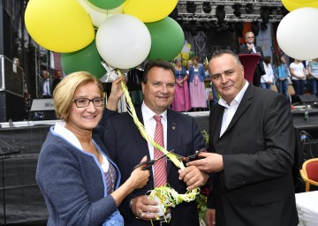 Festakt zu 50 Jahre Stadt Purkersdorf. Im Bild von links nach rechts: Landeshauptfrau Johanna Mikl-Leitner, Bürgermeister Karl Schlögl und Bundesminister Hans Peter Doskozil.
<br />
