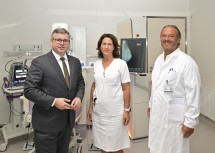 Landesrat Ludwig Schleritzko in den Räumen des interdisziplinären Brustgesundheitsteams mit Dr. Petra Pattera und Dr. Friedrich Schmöller.