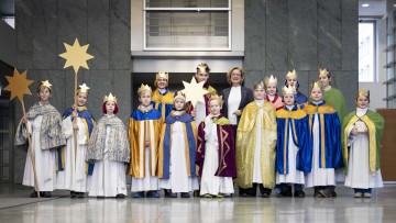 Gruppenfoto der Sternsinger mit Landeshauptfrau Johanna Mikl-Leitner.