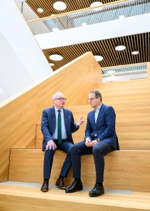 LH-Stellvertreter Stephan Pernkopf und Universitätsprofesor Markus Hengstschläger im Gespräch an der Fachhochschule St. Pölten.