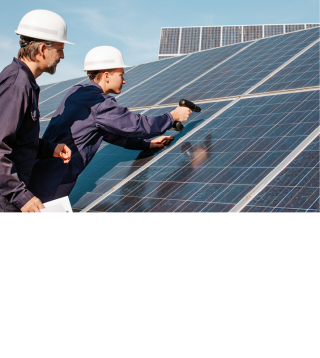 Zwei Arbeiter montieren eine Photovoltaikanlage