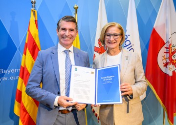 Im Zuge eines Regionengipfels in Brüssel haben sich im Rahmen einer niederösterreichischen Initiative 74 europäische Regionen  zur sogenannten „Power Regions“-Initiative zusammengeschlossen. Im  Bild Landeshauptfrau Johanna Mikl-Leitner mit dem bayrischen Staatsminister Erich Beißwenger und der von den 74 Regionen unterzeichneten Deklaration zur Bedeutung der EU-Kohäsionspolitik.