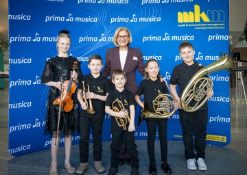 Landeshauptfrau Johanna Mikl-Leitner mit Violinistin Sophia Lugbauer (Musikschule der Landeshauptstadt St. Pölten & mdw - Universität für Musik und darstellende Kunst Wien) und dem Blechbläserensemble „Blechlawine“ mit Peter Butz, David Gaszo, Annabelle Berger und Sebastian Jarmic aus der Musikschule Orth an der Donau.