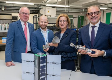 Finanzierung ESA-Phi-Lab Austria bis 2031 fixiert: LH-Stellvertreter Stephan Pernkopf, Johannes Pammer von der Firma Gate Space, Landeshauptfrau Johanna Mikl-Leitner und ESA-Generaldirektor Josef Aschbacher. (v.l.n.r.)