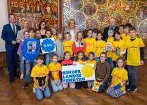 Die Schülerinnen und Schüler der Volksschule Albrechtstraße in Klosterneuburg mit (stehend v.l.) Bildungsdirektor Karl Fritthum, Klassenlehrerin Uschi Penz, Direktorin Andrea Brandl, Landeshauptfrau Johanna Mikl-Leitner, Thomas Brezina und Propst Anton Höslinger.