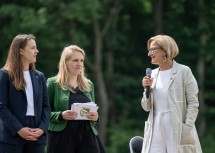 Im Bild von links nach rechts: Bürgermeisterin Bernadette Geieregger, Moderatorin Theresa Edtstadler-Kulhanek und Landeshauptfrau Johanna Mikl-Leitner 

