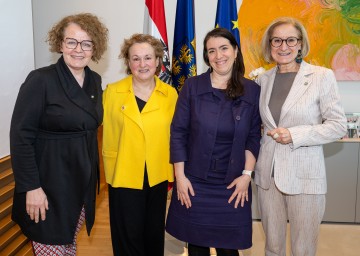 (v.l.n.r.) Landesrätin Christiane Teschl-Hofmeister, die ehem. NÖ Kinder- und Jugendanwältin Gabriela Peterschofsky-Orange, die neue NÖ Kinder- und Jugendanwältin Birgit Tsolakidis und Landeshauptfrau Johanna Mikl-Leitner.