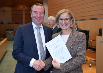 Verabschiedung von Pensionisten aus dem NÖ Landesdienst in St. Pölten. Im Bild: Landeshauptfrau Johanna Mikl-Leitner mit Mag. Franz Kemetmüller, Bezirkshauptmann Lilienfeld i.R.