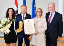 Gratulation zum Ehrenzeichen für SP-Klubobmann Alfredo Rosenmaier (2.v.l.): Doris Rosenmaier, Landeshauptfrau Johanna Mikl-Leitner und VP-Klubobmann Klaus Schneeberger (v.l.n.r.)